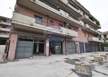 Edificio all\'aperto - Locale Commerciale Via Gramsci
 
152, Gravina di Catania - foto 1