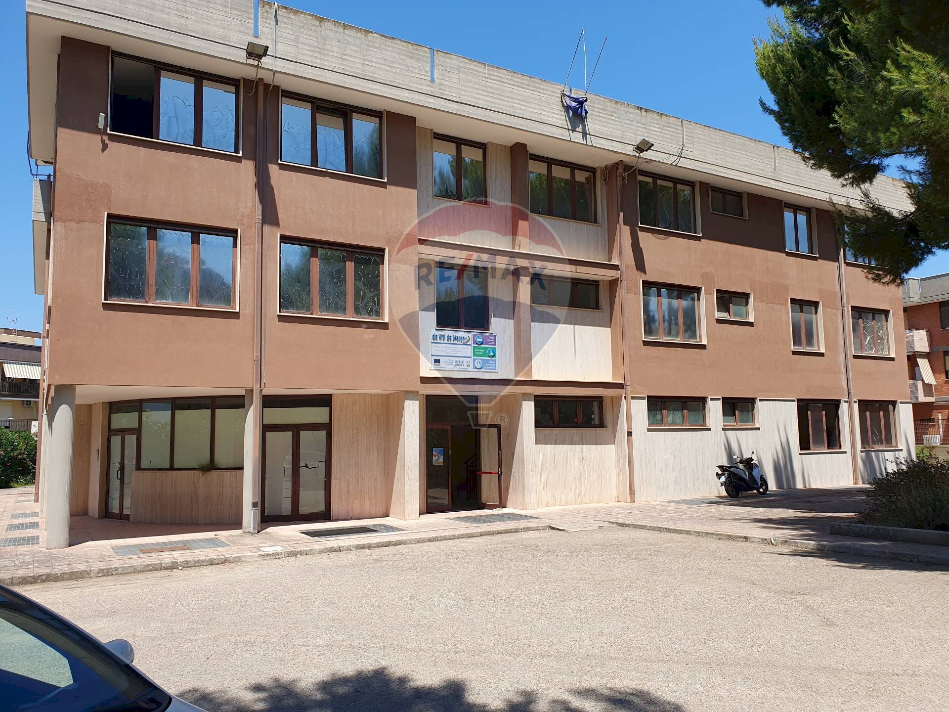 Edificio all\'aperto - Stable - Palace Piazza Giulio Cesare, Valenzano - photo 1