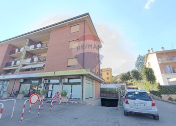 Edificio all\'aperto - Locale Commerciale Strada Ponte Felcino Ponte Pattoli
 
24 C 5, Perugia - foto 1