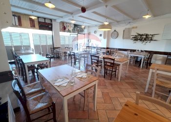 Sala da pranzo - Locale Commerciale Strada Ponte Felcino Ponte Pattoli
 
24 C 5, Perugia - foto 4