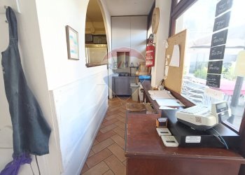 Hall / corridoio - Locale Commerciale Strada Ponte Felcino Ponte Pattoli
 
24 C 5, Perugia - foto 10