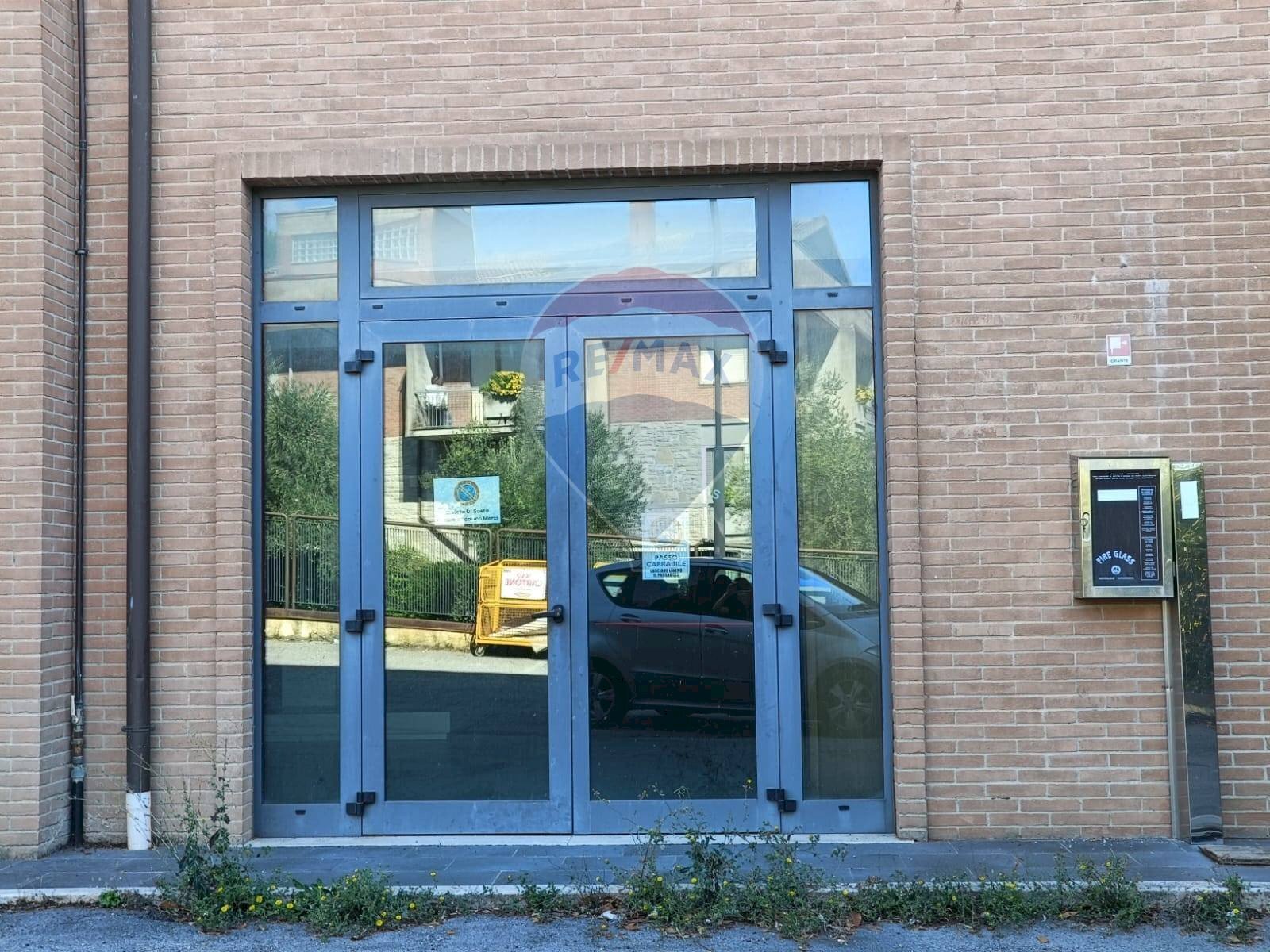 Edificio all\'aperto - Locale Commerciale Strada Settevalli, Pila
 
925, Perugia - foto 2