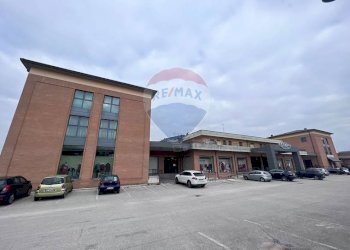 Edificio all\'aperto - Locale Commerciale Strada Settevalli, Pila
 
925, Perugia - foto 1