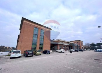 Edificio all\'aperto - Locale Commerciale Strada Settevalli, Pila
 
925, Perugia - foto 4