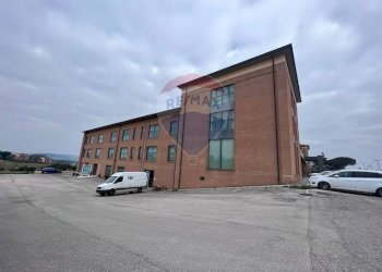 Edificio all\'aperto - Locale Commerciale Strada Settevalli, Pila
 
925, Perugia - foto 5