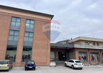 Edificio all\'aperto - Locale Commerciale Strada Settevalli, Pila
 
925, Perugia - foto 6