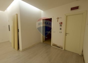 Hall / corridoio - Locale Commerciale Strada Settevalli, Pila
 
925, Perugia - foto 11