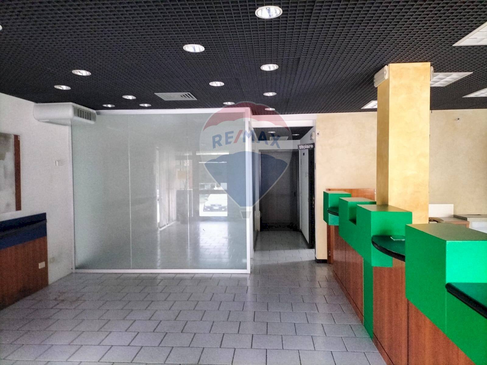 Ricezione / Lobby - Commercial Premises Piazzale Carlo Levi 14 - 15
 
14-15, Fabro - photo 1