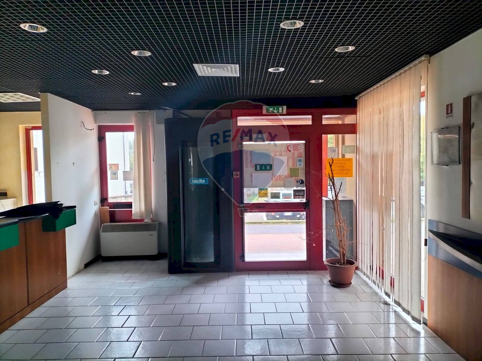 Ricezione / Lobby - Locale Commerciale Piazzale Carlo Levi
 
14-15, Fabro - foto 1