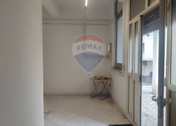 Hall / corridoio - Locale Commerciale Via Sardegna
 
76, Catania - foto 9