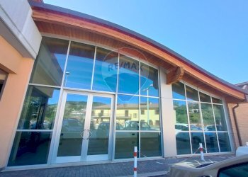 Esterno vetrine locale - Locale Commerciale via roma
 
1, Scoppito - foto 4