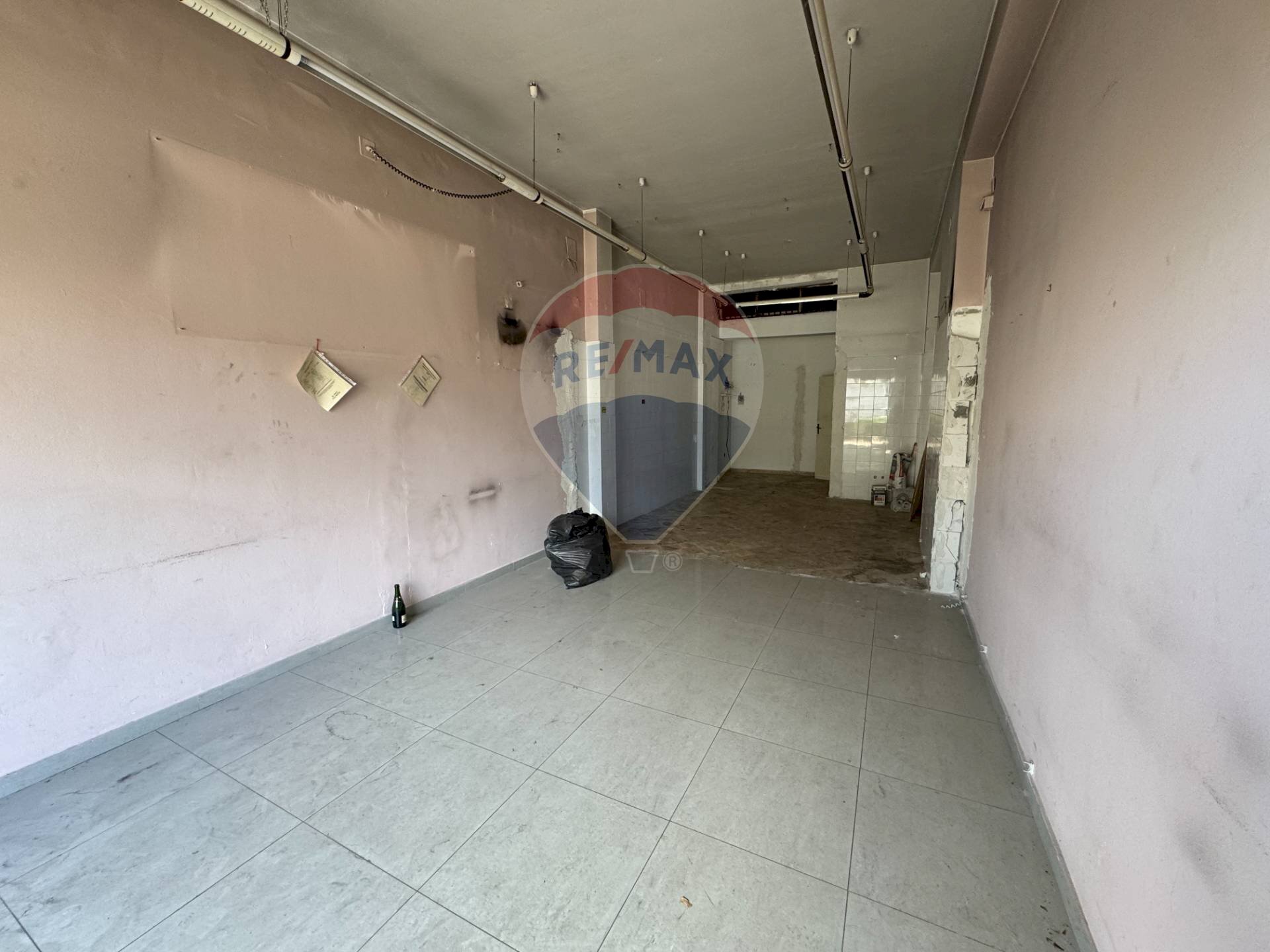 Stanza vuota - Locale Commerciale Viale Regione Siciliana Nord Ovest
 
2617, Palermo - foto 3