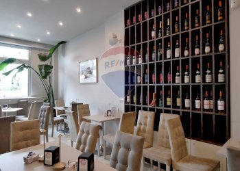 Sala da pranzo - Locale Commerciale Via Palmiro Togliatti
 
6-8, Polignano a Mare - foto 6