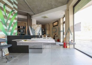 Interno palazzo - Shop viale Antonio Canova, Cesenatico - photo 4