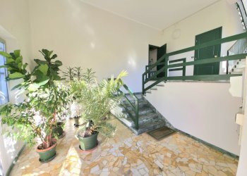 20251024_110330.jpg - Magazzino Via del Commercio 27, Genova (zona Nervi) - foto 2