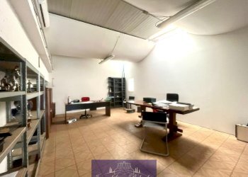 WhatsApp Image 2025-11-11 at 18.27.15 (1).jpeg - Locale Commerciale Via Castronella, Campi Bisenzio - foto 1