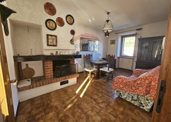 soggiorno con camino - Appartamento via lavatoio
 
1, Comerio - foto 4