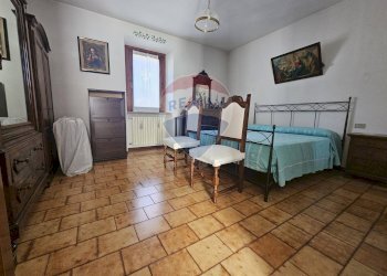 Camera matrimoniale primo piano - Appartamento via lavatoio
 
1, Comerio - foto 9