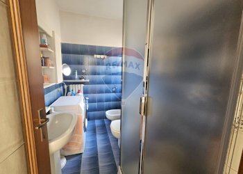 Bagno con doccia primo piano - Appartamento via lavatoio
 
1, Comerio - foto 10