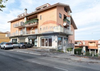 Edificio all\'aperto - Locale Commerciale Via Antonio Gramsci
 
100, Monterotondo - foto 1