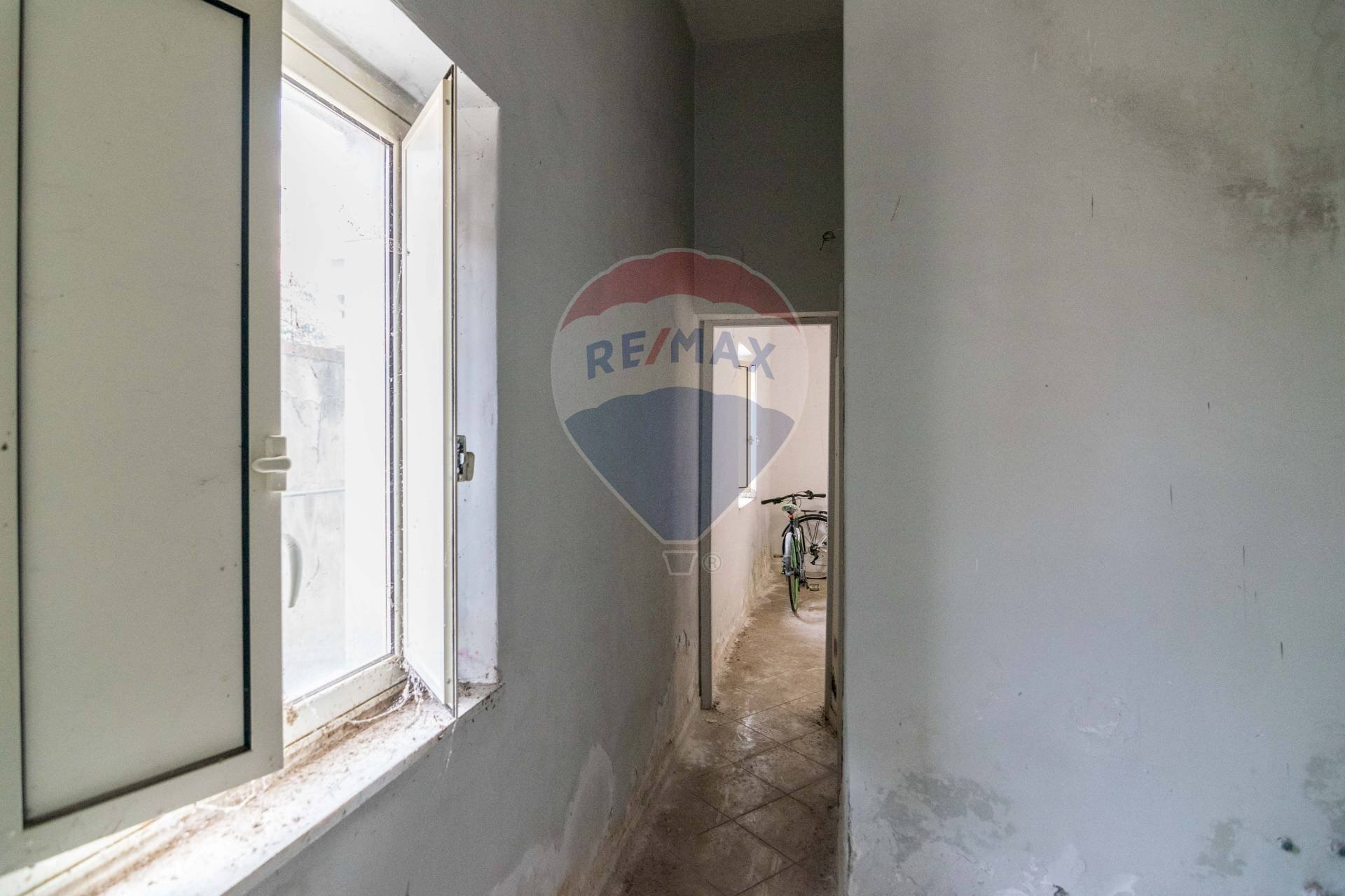 Hall / corridoio - Locale Commerciale Via Etna
9, San Giovanni la Punta - foto 3