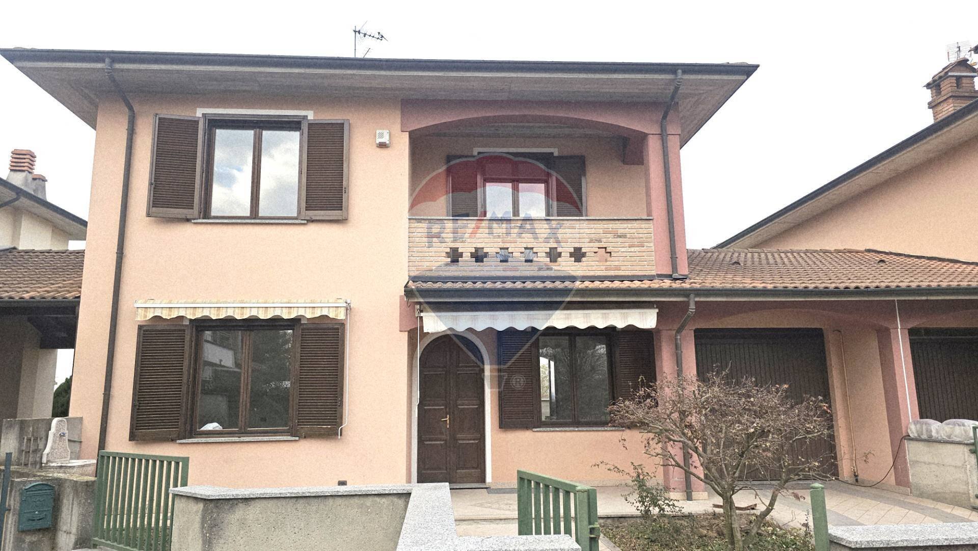 Casa all\'aperto - Casa semi indipendente Via Arturo Toscanini
 
64, Sannazzaro de' Burgondi - foto 1