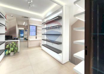 Cabina armadio - Attività Commerciale Via Tino Di Camaino, Napoli - foto 7