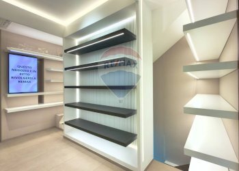 Cabina armadio - Attività Commerciale Via Tino Di Camaino, Napoli - foto 9