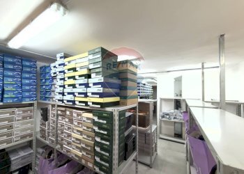 Dispensa di stoccaggio - Attività Commerciale Via Tino Di Camaino, Napoli - foto 14