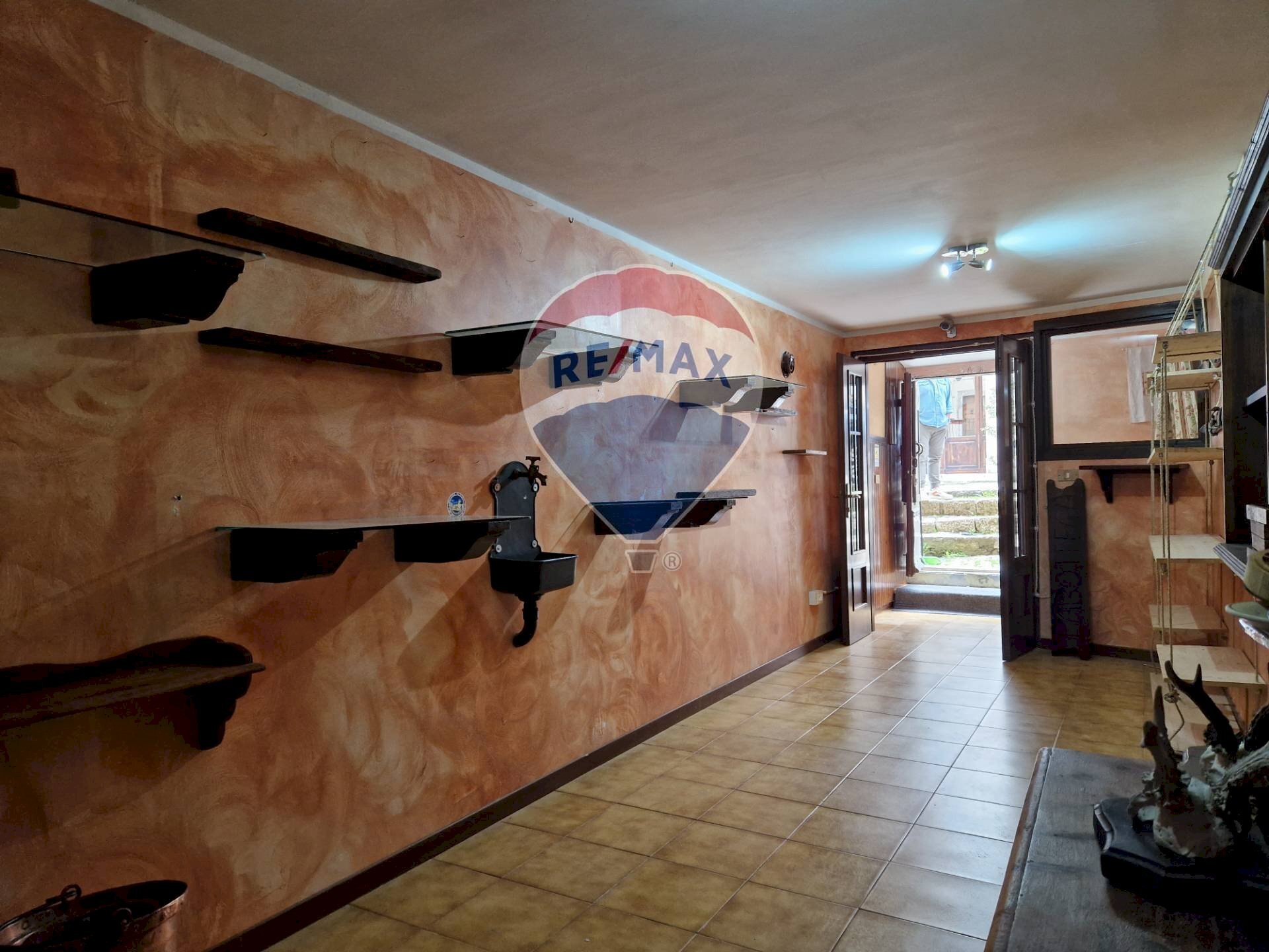 Hall / corridoio - Negozio Corso Roma
 
34, Pescocostanzo - foto 1