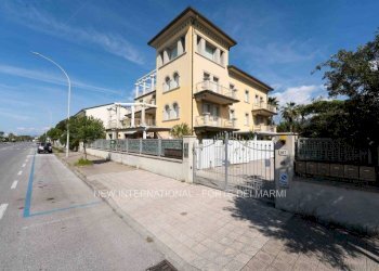 Facciata - Quadrilocale viale Roma, 167, Pietrasanta - foto 23