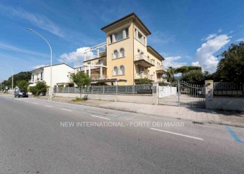 Facciata - Quadrilocale viale Roma, 167, Pietrasanta - foto 24