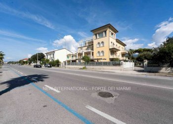 Facciata - Quadrilocale viale Roma, 167, Pietrasanta - foto 25