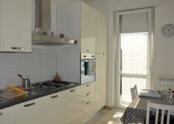 Cucina - Bilocale via Peschiera, 11/B, Cassano Magnago - foto 2