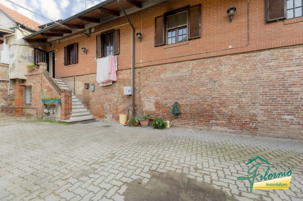 Facciata - Villa via Passo Buole, 73, Torino (zona Lingotto) - foto 2