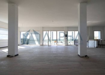 Interno non residenziale - Negozio via Tolemaide, Rimini - foto 2