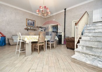 Sala da pranzo - Casa semi indipendente Via Cavour
 
41, Sant'Alfio - foto 24