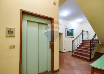 Ricezione / Lobby - Stabile - Palazzo Via Paracquara
1-2-3, Zafferana Etnea - foto 9