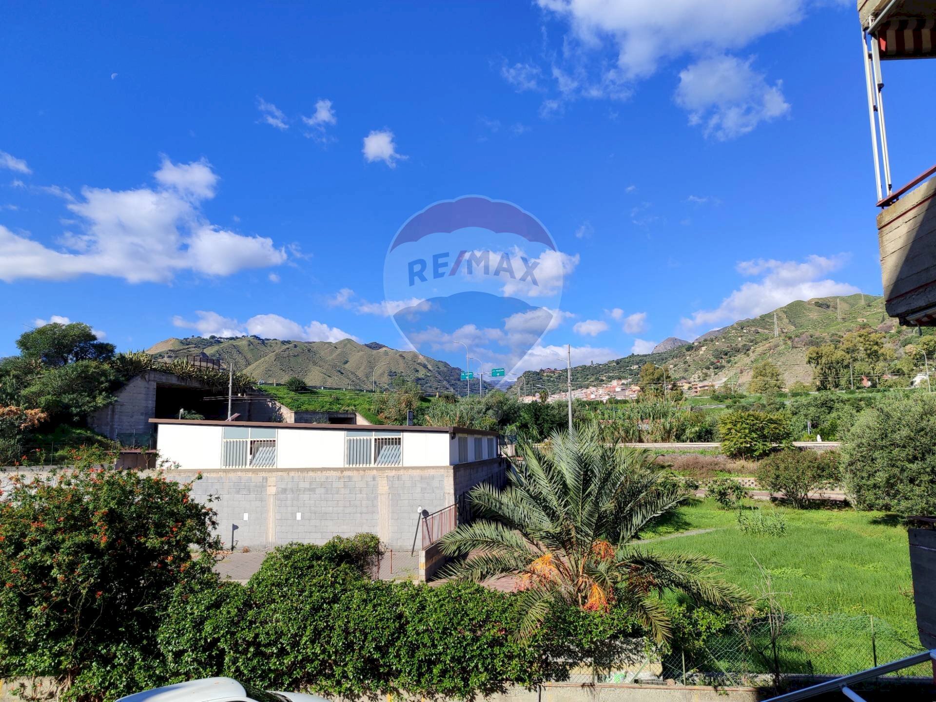 Vista delle montagne - Bilocale Via Piccolo Torrente Pagliara
 
16-18, Roccalumera - foto 3