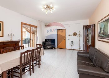 Sala da pranzo - Quadrilocale strada provinciale per riposto
 
39, Acireale - foto 5