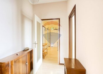 Hall / corridoio - Four-room apartment Via del Castano
 
26, Besana in Brianza - photo 17