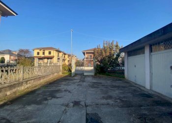 Cortile interno - Box via Enrico Fermi, 11, Carmagnola - foto 3