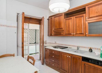 Cucina - Appartamento via Casal Saraceno, Roma - foto 10