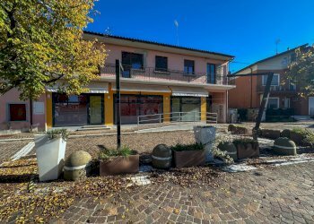 ESTERNI - Locale Commerciale Piazza San Valentino 10, Mortegliano - foto 1