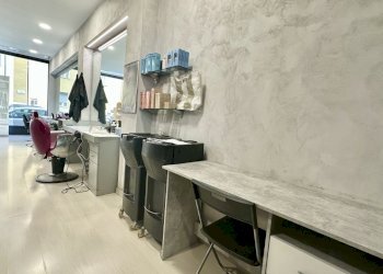 ESPOSITORI E AREA ACCESSO RETRO - Parrucchieri Uomo - Donna Corso Vercelli 388, Torino - foto 6