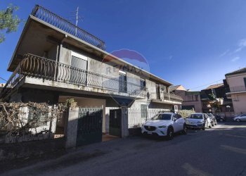 Edificio all\'aperto - Casa semi indipendente Via Lavina
 
92, Aci Sant'Antonio - foto 2