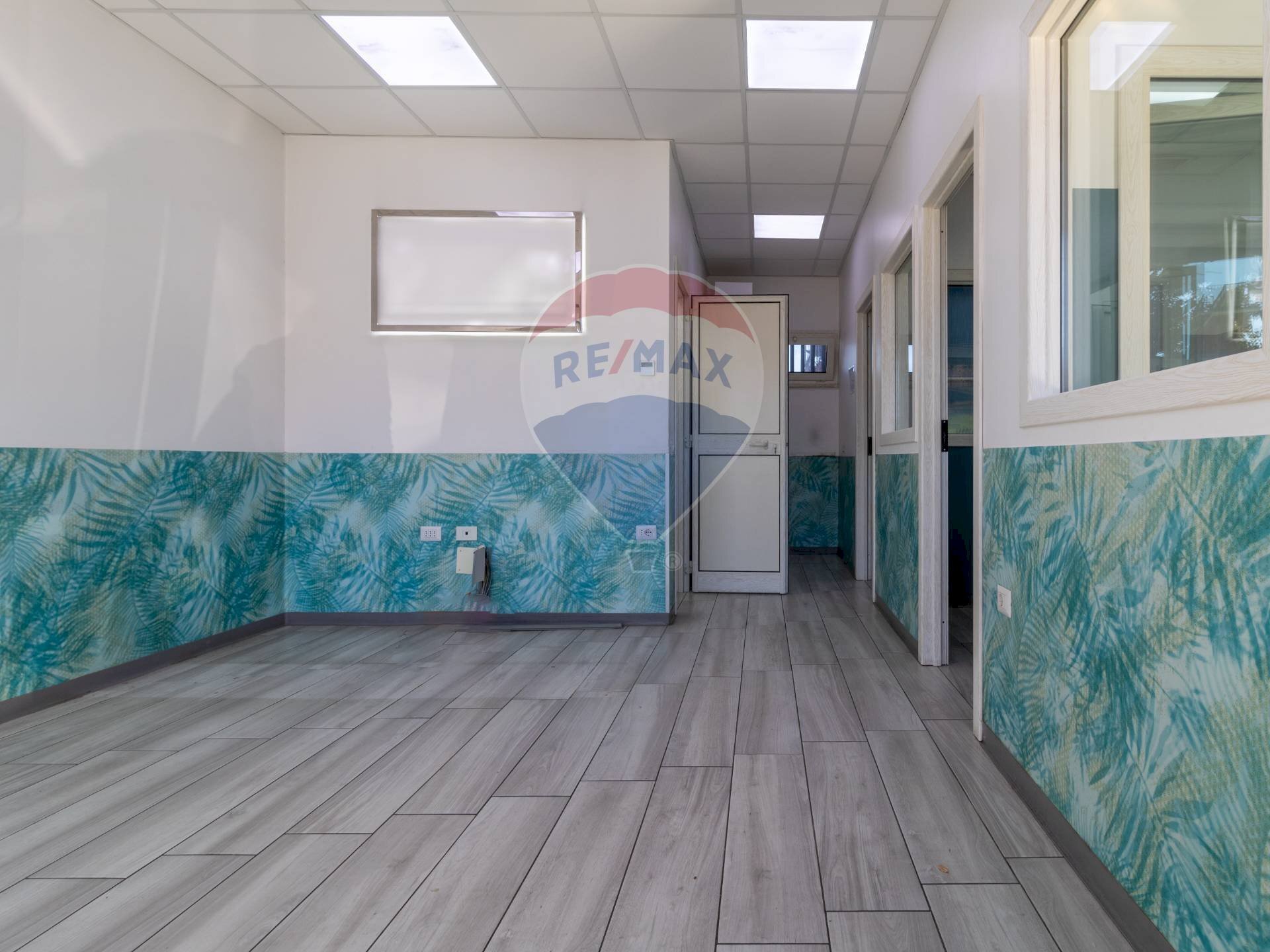 Hall / corridoio - Commercial Premises Via Di Vermicino
 
95, Roma - photo 1