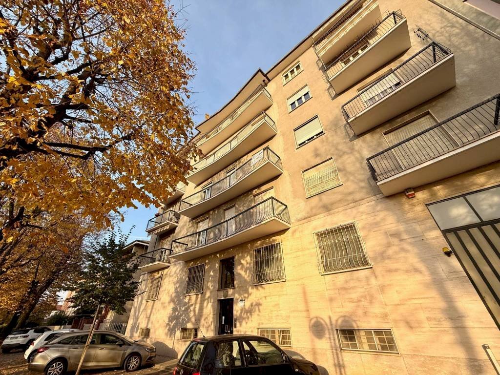 Facciata - Trilocale viale Eloisia Barbaroux, 25, Carmagnola - foto 2