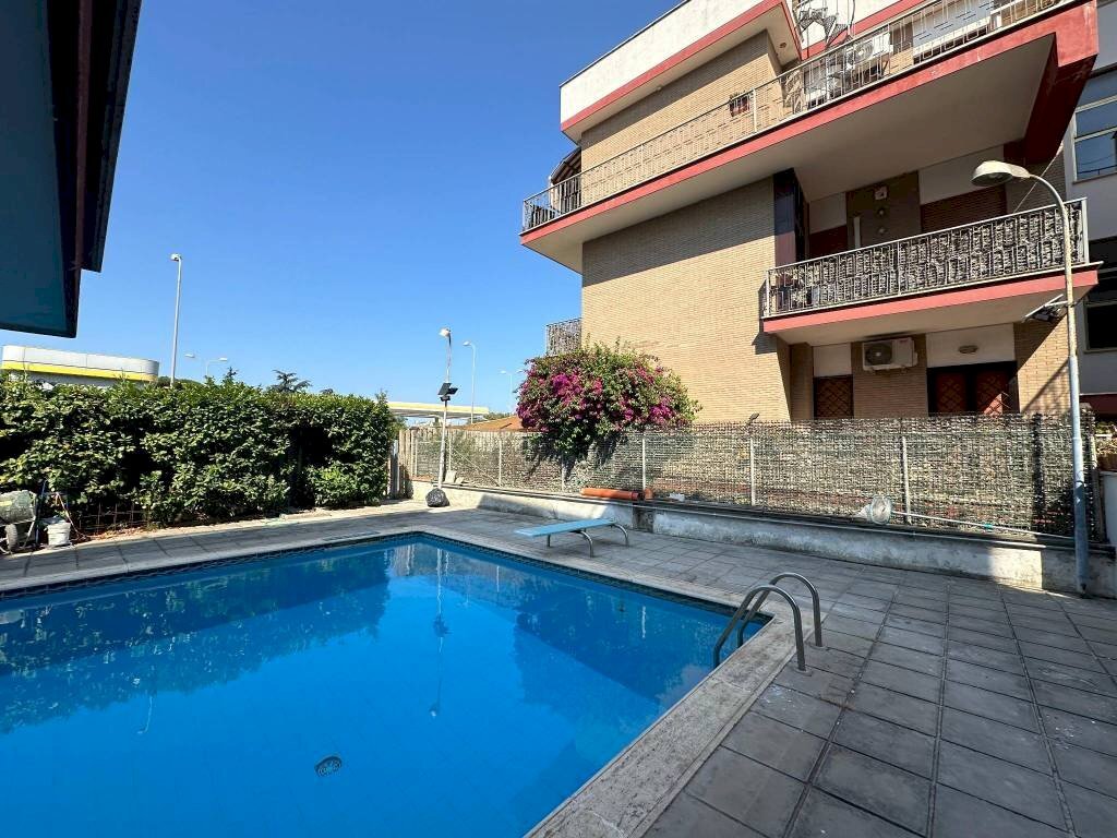 Piscina - Trilocale via Santa Barbara, 139, Nettuno - foto 1