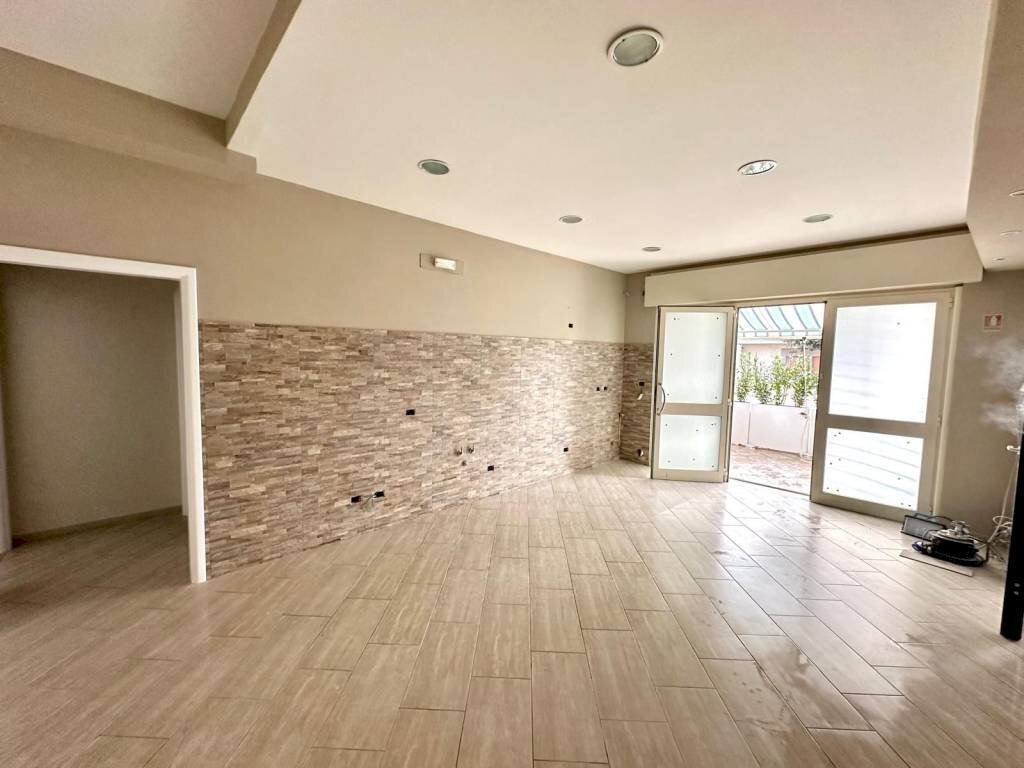 Interno non residenziale - Trilocale via Cesare Pascarella, 1, Anzio - foto 1